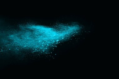 soyut mavi toz sıçrayan arkaplan, patlayan renk tozunun dondurucu hareketi / renk pudrası, siyah arkaplan üzerindeki renk parlatıcısı dokusu.