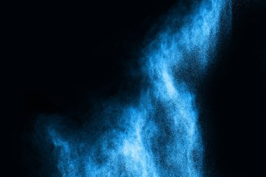soyut mavi toz sıçrayan arkaplan, patlayan renk tozunun dondurucu hareketi / renk pudrası, siyah arkaplan üzerindeki renk parlatıcısı dokusu.