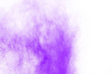 Barut patlaması. Mor toz parçacığının beyaza izole edilmiş görüntüsü. Soyut arkaplan.