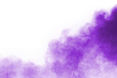 Barut patlaması. Mor toz parçacığının beyaza izole edilmiş görüntüsü. Soyut arkaplan.