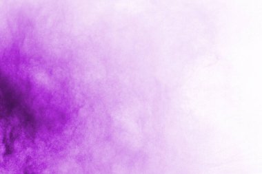 Barut patlaması. Mor toz parçacığının beyaza izole edilmiş görüntüsü. Soyut arkaplan.