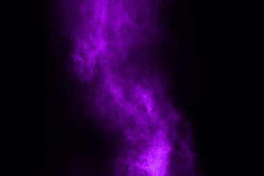 Soyut toz patlamasının hareketi siyah arka planda donmuş mor. Siyah arkaplandaki tozlu morun hareketini durdur. Siyah arkaplanda patlayıcı toz moru.