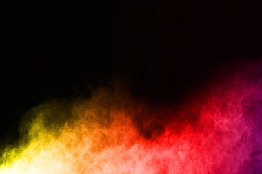Siyah bir zemin üzerinde soyut renkli toz patlaması. Soyut toz püskürtülmüş arka plan, renk tozunun patlaması / renk tozunun dondurucu hareketi, çok renkli sim dokusu.