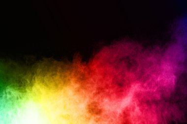 Siyah bir zemin üzerinde soyut renkli toz patlaması. Soyut toz püskürtülmüş arka plan, renk tozunun patlaması / renk tozunun dondurucu hareketi, çok renkli sim dokusu.