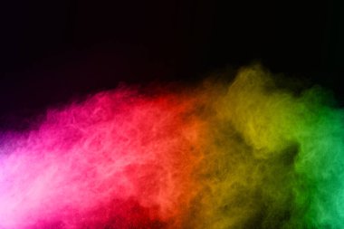 Siyah bir zemin üzerinde soyut renkli toz patlaması. Soyut toz püskürtülmüş arka plan, renk tozunun patlaması / renk tozunun dondurucu hareketi, çok renkli sim dokusu.