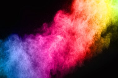 Siyah bir zemin üzerinde soyut renkli toz patlaması. Soyut toz püskürtülmüş arka plan, renk tozunun patlaması / renk tozunun dondurucu hareketi, çok renkli sim dokusu.