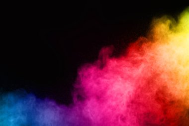 Siyah bir zemin üzerinde soyut renkli toz patlaması. Soyut toz püskürtülmüş arka plan, renk tozunun patlaması / renk tozunun dondurucu hareketi, çok renkli sim dokusu.