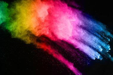 Siyah bir zemin üzerinde soyut renkli toz patlaması. Soyut toz püskürtülmüş arka plan, renk tozunun patlaması / renk tozunun dondurucu hareketi, çok renkli sim dokusu.