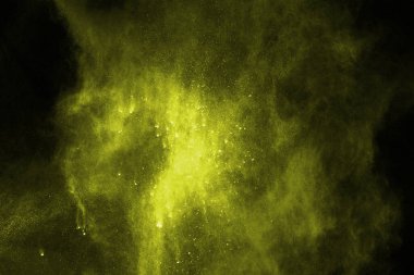 Siyah arka planda sarı toz patlaması. Renkli bulut. Renkli toz patlar. Boya Holi.
