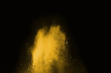Siyah arka planda sarı toz patlaması. Renkli bulut. Renkli toz patlar. Boya Holi.