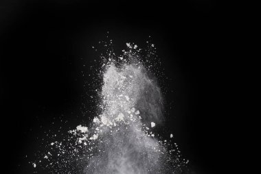 Siyah arka planda beyaz toz patlaması. Renkli bulut. Renkli toz patlar. Boya Holi.