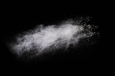 Siyah arka planda beyaz toz patlaması. Renkli bulut. Renkli toz patlar. Boya Holi.