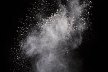 Siyah arka planda beyaz toz patlaması. Renkli bulut. Renkli toz patlar. Boya Holi.