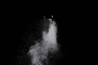 Siyah arka planda beyaz toz patlaması. Renkli bulut. Renkli toz patlar. Boya Holi.