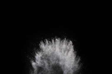 Siyah arka planda beyaz toz patlaması. Renkli bulut. Renkli toz patlar. Boya Holi.