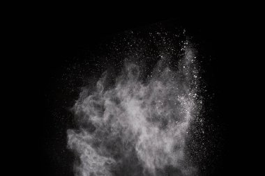 Siyah arka planda beyaz toz patlaması. Renkli bulut. Renkli toz patlar. Boya Holi.