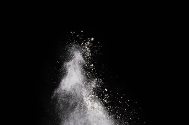 Siyah arka planda beyaz toz patlaması. Renkli bulut. Renkli toz patlar. Boya Holi.