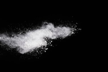 Siyah arka planda beyaz toz patlaması. Renkli bulut. Renkli toz patlar. Boya Holi.
