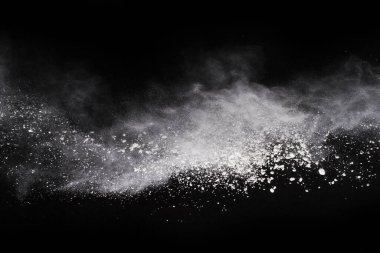 Siyah arka planda beyaz toz patlaması. Renkli bulut. Renkli toz patlar. Boya Holi.