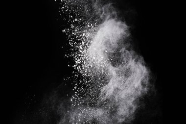 Siyah arka planda beyaz toz patlaması. Renkli bulut. Renkli toz patlar. Boya Holi.