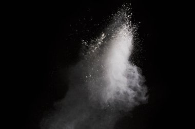 Siyah arka planda beyaz toz patlaması. Renkli bulut. Renkli toz patlar. Boya Holi.