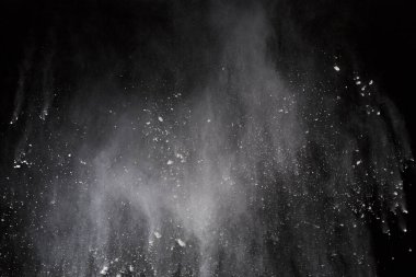 Siyah arka planda beyaz toz patlaması. Renkli bulut. Renkli toz patlar. Boya Holi.