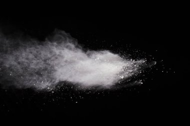 Siyah arka planda beyaz toz patlaması. Renkli bulut. Renkli toz patlar. Boya Holi.