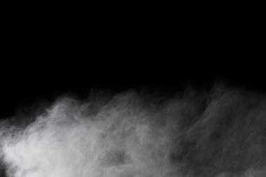 Siyah arka planda beyaz toz patlaması. Renkli bulut. Renkli toz patlar. Boya Holi.