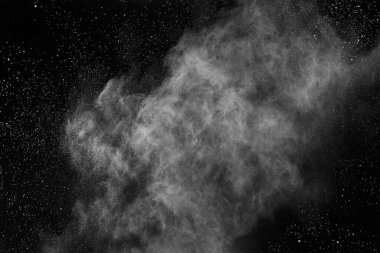 Siyah arka planda beyaz toz patlaması. Renkli bulut. Renkli toz patlar. Boya Holi.