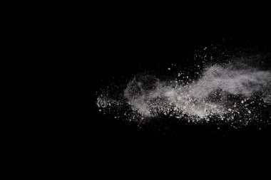 Siyah arka planda beyaz toz patlaması. Renkli bulut. Renkli toz patlar. Boya Holi.
