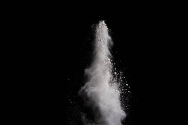 Siyah arka planda beyaz toz patlaması. Renkli bulut. Renkli toz patlar. Boya Holi.