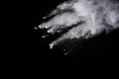 Siyah arka planda beyaz toz patlaması. Renkli bulut. Renkli toz patlar. Boya Holi.