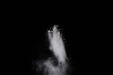 Siyah arka planda beyaz toz patlaması. Renkli bulut. Renkli toz patlar. Boya Holi.