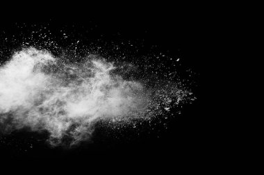 Siyah arka planda beyaz toz patlaması. Renkli bulut. Renkli toz patlar. Boya Holi.