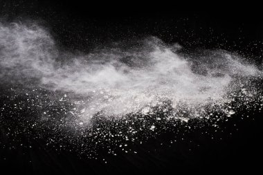 Siyah arka planda beyaz toz patlaması. Renkli bulut. Renkli toz patlar. Boya Holi.