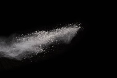 Siyah arka planda beyaz toz patlaması. Renkli bulut. Renkli toz patlar. Boya Holi.