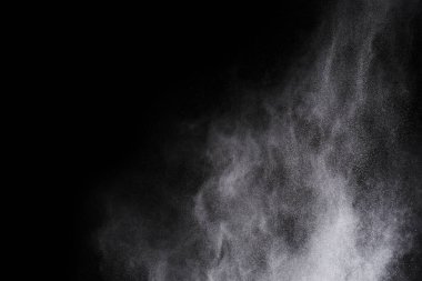 Siyah arka planda beyaz toz patlaması. Renkli bulut. Renkli toz patlar. Boya Holi.