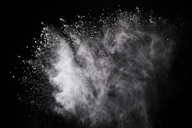 Siyah arka planda beyaz toz patlaması. Renkli bulut. Renkli toz patlar. Boya Holi.