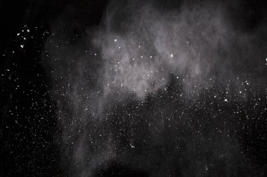 Siyah arka planda beyaz toz patlaması. Renkli bulut. Renkli toz patlar. Boya Holi.