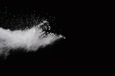 Siyah arka planda beyaz toz patlaması. Renkli bulut. Renkli toz patlar. Boya Holi.