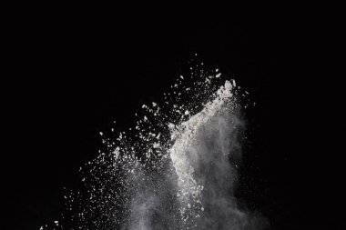 Siyah arka planda beyaz toz patlaması. Renkli bulut. Renkli toz patlar. Boya Holi.