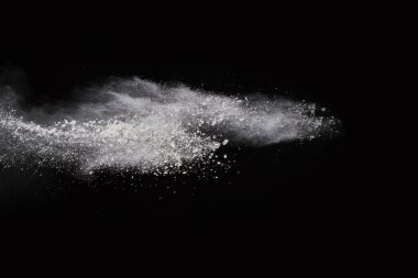 Siyah arka planda beyaz toz patlaması. Renkli bulut. Renkli toz patlar. Boya Holi.