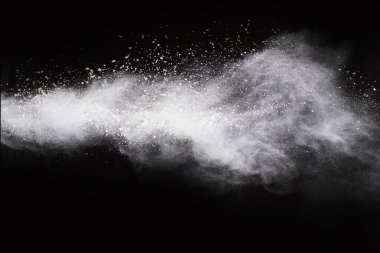 Siyah arka planda beyaz toz patlaması. Renkli bulut. Renkli toz patlar. Boya Holi.