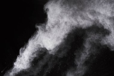 Siyah arka planda beyaz toz patlaması. Renkli bulut. Renkli toz patlar. Boya Holi.