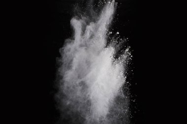 Siyah arka planda beyaz toz patlaması. Renkli bulut. Renkli toz patlar. Boya Holi.