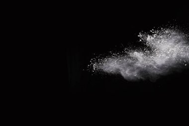 Siyah arka planda beyaz toz patlaması. Renkli bulut. Renkli toz patlar. Boya Holi.