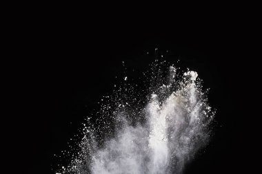 Siyah arka planda beyaz toz patlaması. Renkli bulut. Renkli toz patlar. Boya Holi.