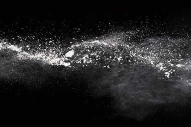 Siyah arka planda beyaz toz patlaması. Renkli bulut. Renkli toz patlar. Boya Holi.