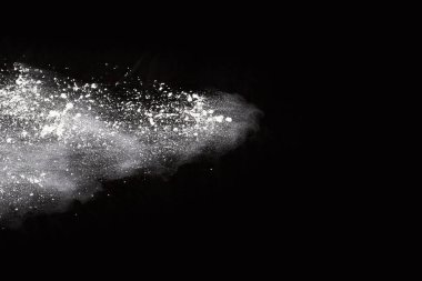 Siyah arka planda beyaz toz patlaması. Renkli bulut. Renkli toz patlar. Boya Holi.