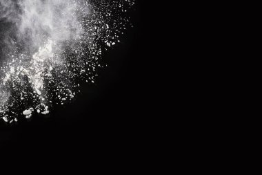 Siyah arka planda beyaz toz patlaması. Renkli bulut. Renkli toz patlar. Boya Holi.